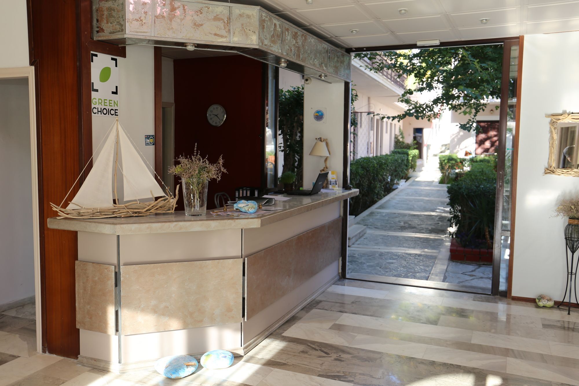 Sunshine Inn Hotel Лигия Экстерьер фото
